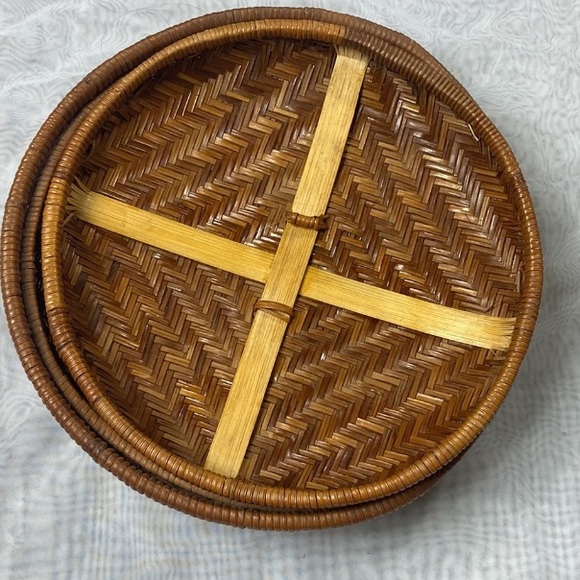 VTG, Mid Century Handcrafted Brown Woven Wicker Rattan Storage Basket with Lid - Picture 2 of 6